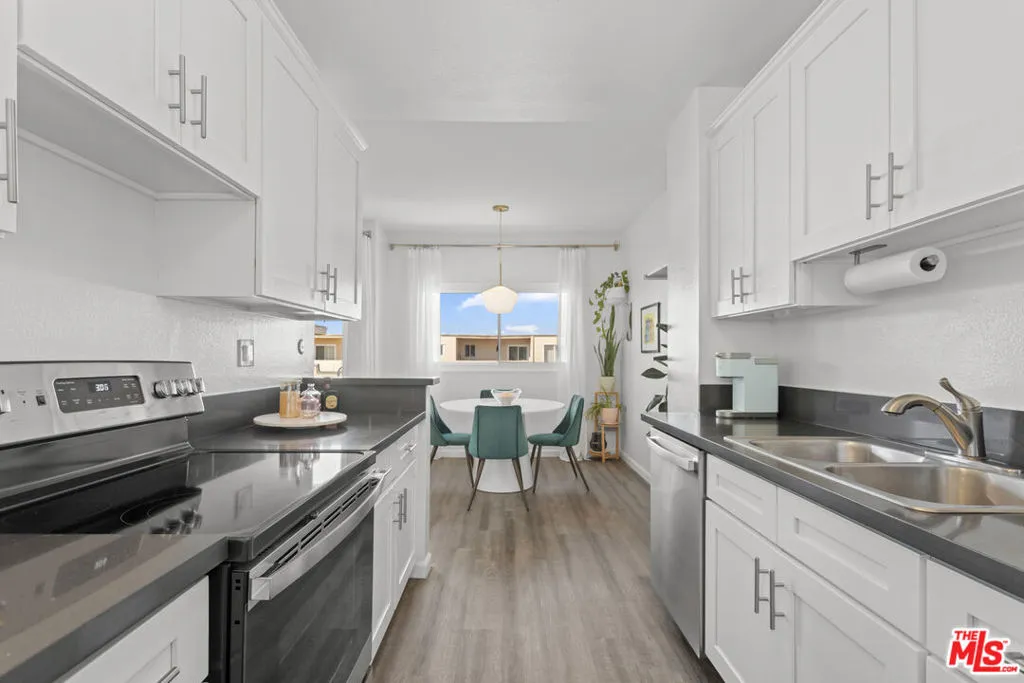 5414 Newcastle Avenue 50, Encino, California 91316 home-pic-2